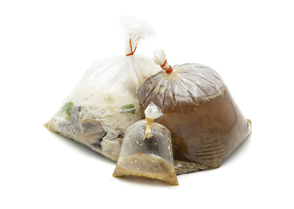 婦女晚餐經常到自助餐店買便當，順便打包熱湯，再帶回去給家人食用